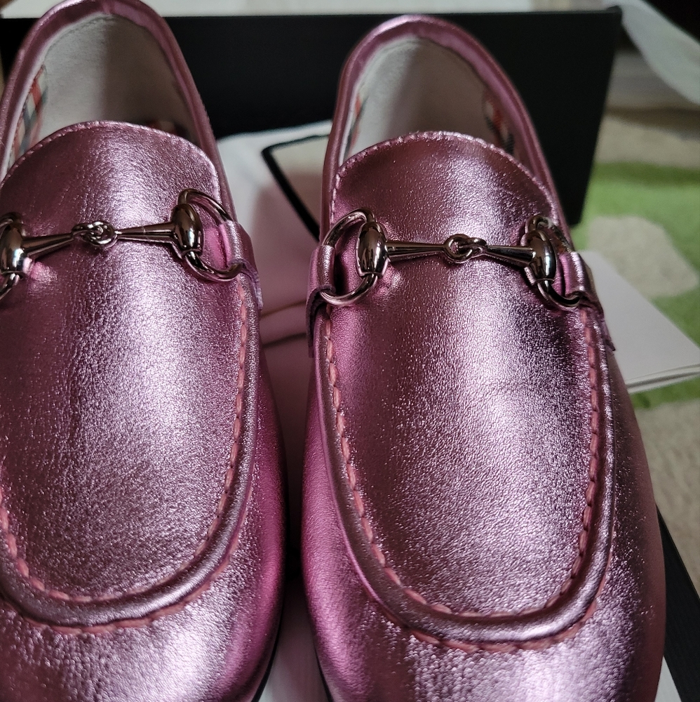 Auth Gucci girls pink loafers